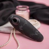 Womanizer Marilyn Monroe Classic 2, Black Marble - Masażer łechtaczki, Czarny marmur ⚫ DARMOWA DOSTAWA od 299zł ⚫ DYSKRETNA PRZESYŁKA 24H Z POLSKI ⚫